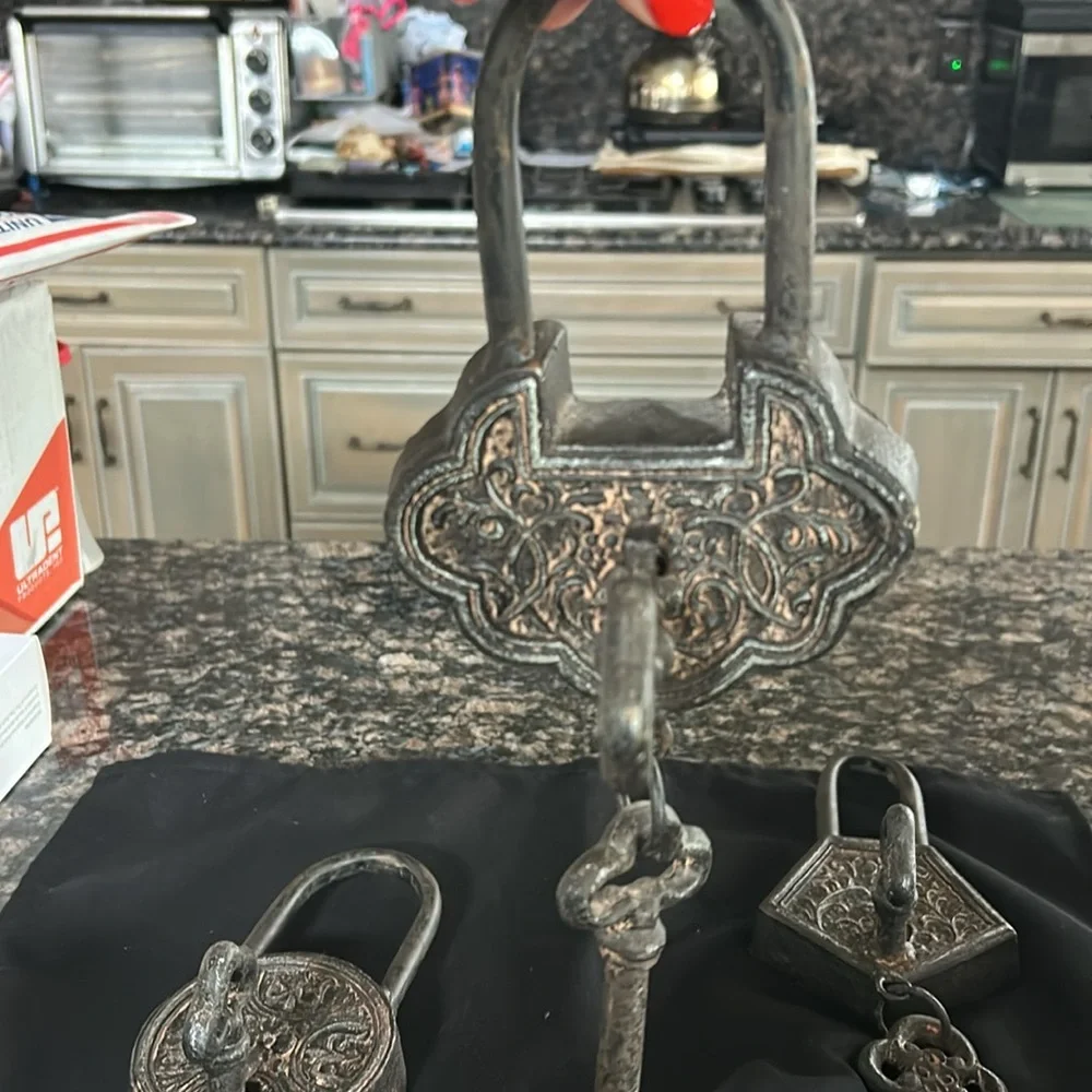 VINTAGE CAST IROBN PADLOCK WITH KEYS WALL DECOR/ HANGING ART SET OF 3
